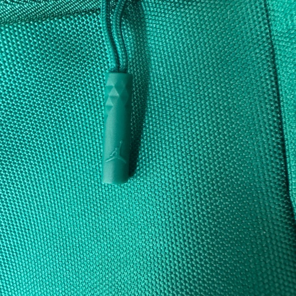 AIR JORDAN Sling Bag/Fanny Pk/Crossbody/Belt Bag/LARGE/Jumpman/MYSTIC GREEN/NWT - Picture 4 of 11